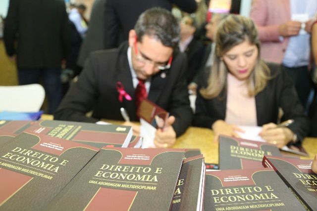 OAB-CE lança livro sobre Direito e Economia