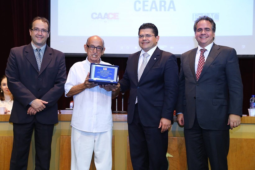 Livreiro Gabriel Oliveira é homenageado pela OAB-CE