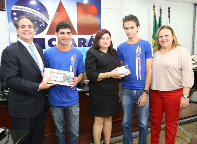 Concurso de redação: OAB-CE entrega prêmios a alunos da Escola Arquiteto Rogério Fróes
