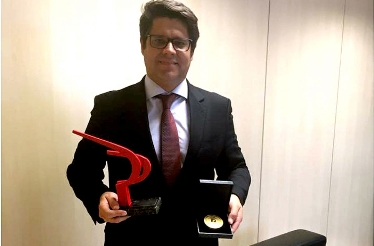 Advogado Leonardo Carvalho recebe troféu Mérito da Advocacia Raymundo Faoro