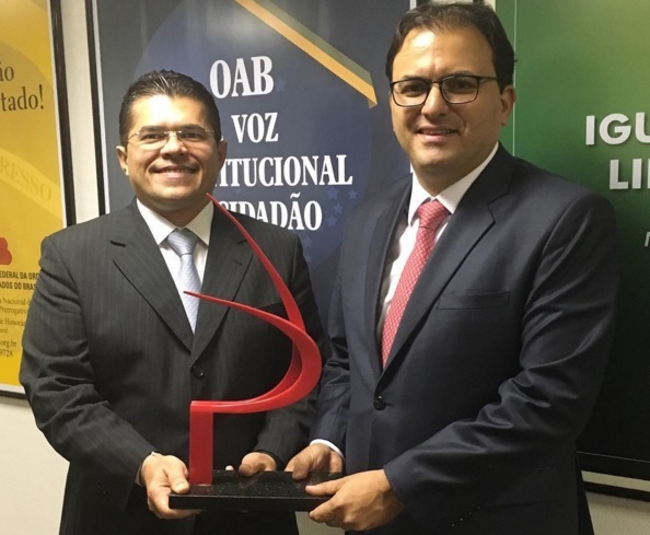 Valdetário Monteiro recebe troféu Mérito da Advocacia Raymundo Faoro