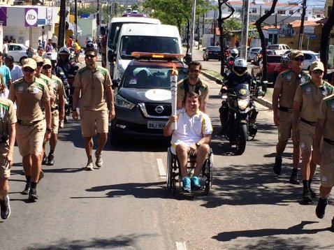 Membro da comissão da pessoa com deficiência carrega tocha olímpica na capital