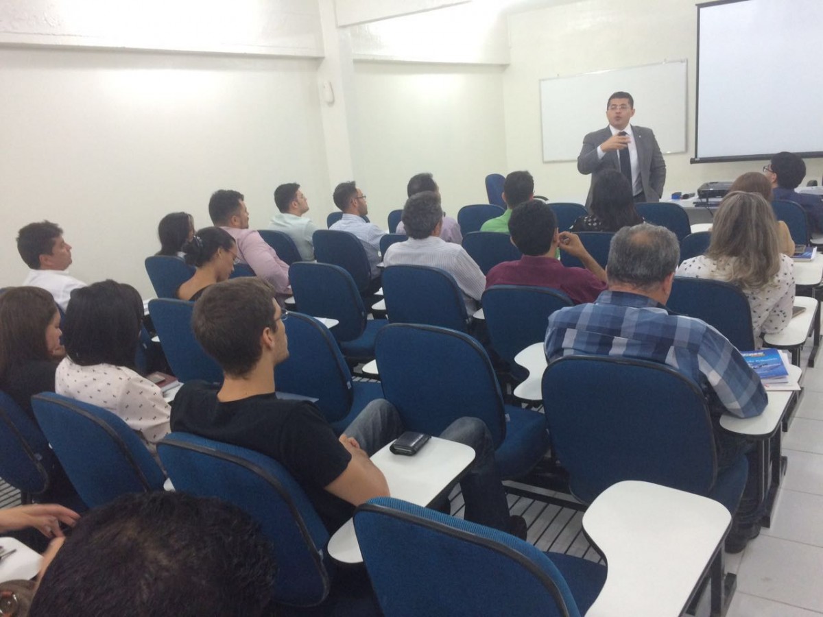 Valdetário Monteiro ministra curso preparatório para o exercício da advocacia na ESA