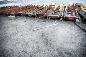 barcos-de-madeira-estacionados-na-costa_1312-41