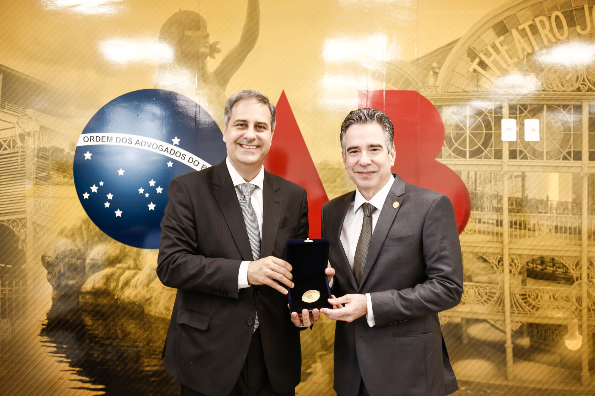 Proposto por vereador Afonso, advogado recebe Medalha de Ouro de Manaus